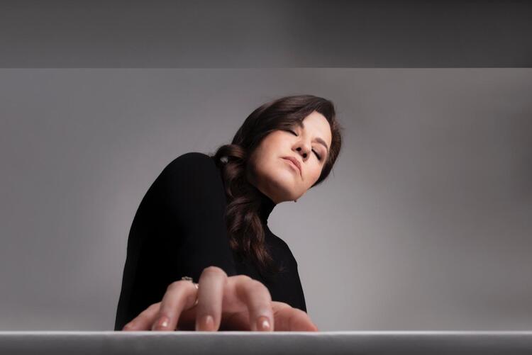 Röportaj : Çiğdem ERKEN "Ben, tiyatro şarkılarını oyunculardan daha iyi söyleyebilecek kimse olmadığını düşünüyorum"