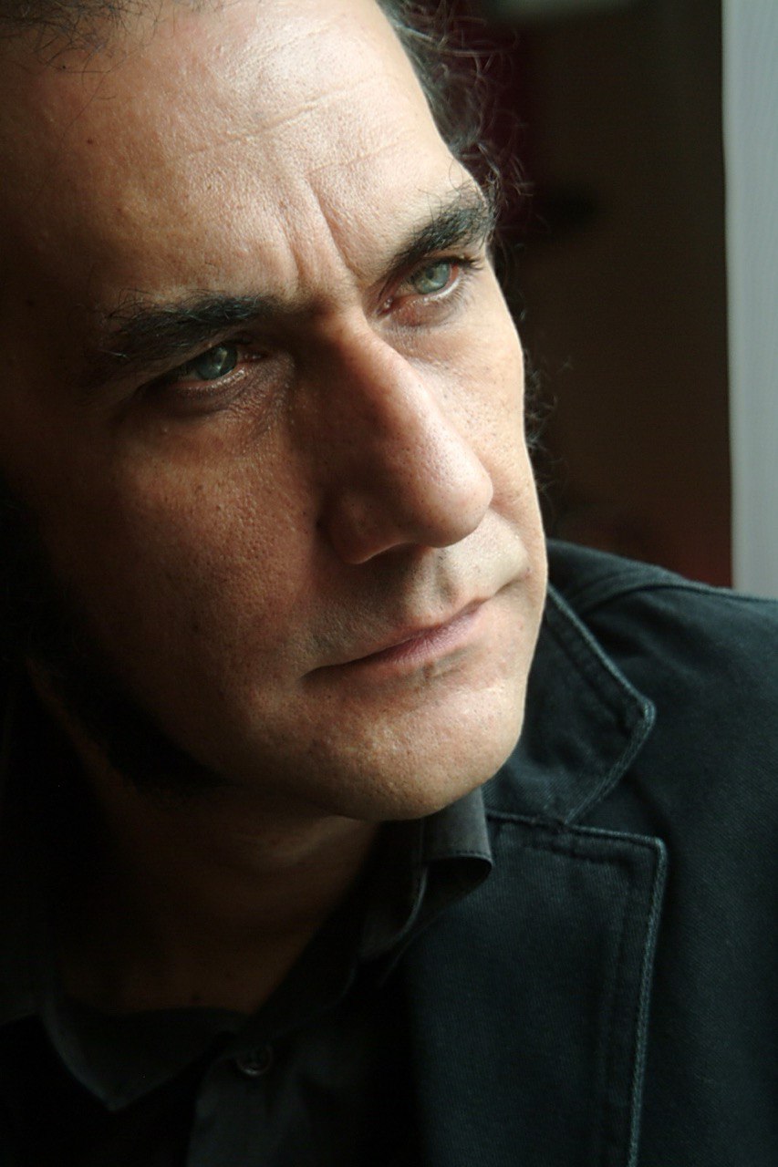 Röportaj : KEMAL YİĞİTCAN Işık tasarımında aydınlatmadan farklı olarak bir objenin veya bir durumun görülebilmesinin ötesinde, o anın, o atmosferin duygusunu barındırmak gerekiyor.